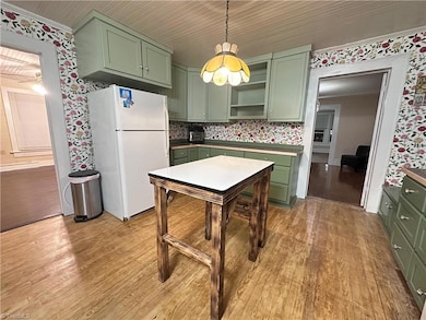 131 N Middleton St, Robbins, NC 27325 - photo 4