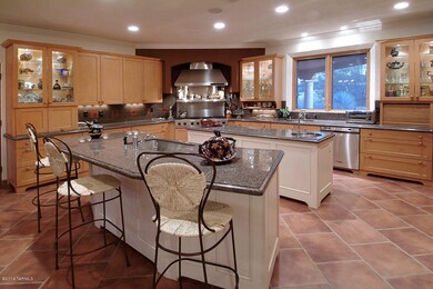 Gourmet Island Kitchen w/ Breakfast Bar