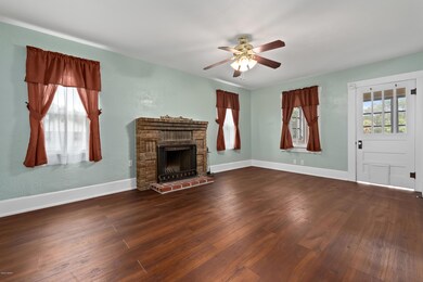 525 N Disston Ave, Tavares, FL 32778 - photo 4