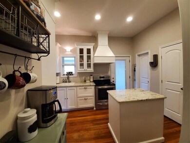 Kitchen with Stainless Appliances & Moveable Islan
