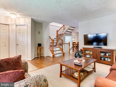 3723 Mazewood Ln, Fairfax, VA 22033 - photo 2