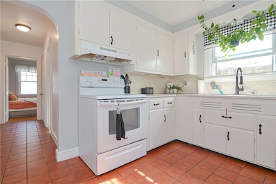 439 Metacom Ave, Bristol, RI 02809 - photo 6