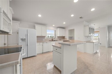 Open Kitchen, spacious & neutral