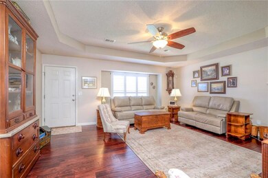 716 Coventry Ln, Raymore, MO 64083 - photo 2