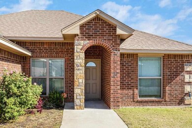 401 N Mountain Meadow Dr, Cache, OK 73527 - photo 4