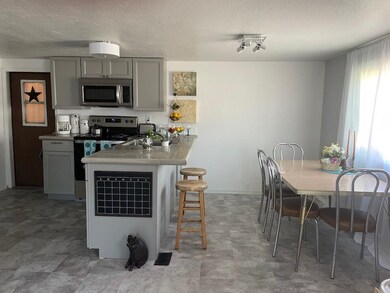 1 Kitchen dining area