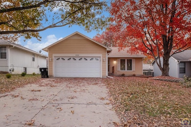 3525 SW Kent Ct, Topeka, KS 66614 - photo 4