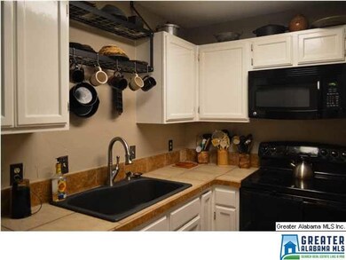 Updated kitchen -- 2007 stove, 2014 Bosche dishwas