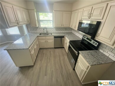 128 E Blancas Dr, Copperas Cove, TX 76522 - photo 2