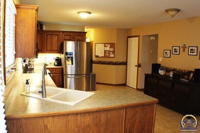 2522 SW Windermere Ct, Topeka, KS 66614 - photo 6