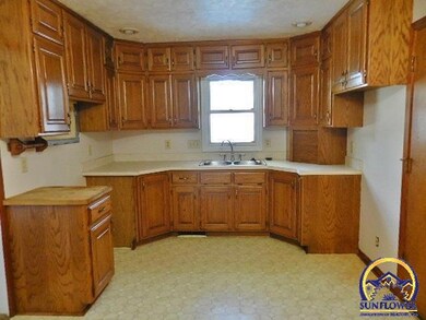 1831 SW 36th St, Topeka, KS 66611 - photo 4