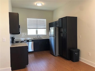Kitchen with appliances with stainless steel fini