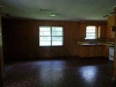 1009 Charles Howard Dr, Hazlehurst, MS 39083 - photo 5