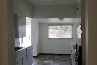 526 Harman Way S, Orting, WA 98360 - photo 2