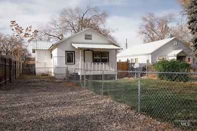 717 NW 2nd St, Ontario, OR 97914 - photo 2