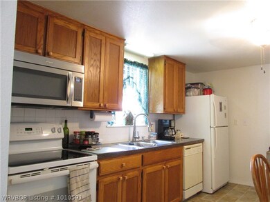 KITCHEN- THE APPLIANCES STAY