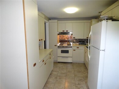 Efficient eat-in kitchen, appliances included, bac