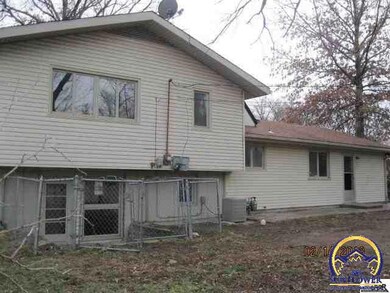 2743 SW James St, Topeka, KS 66614 - photo 2