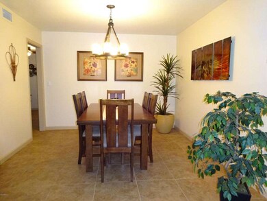 6 GREAT LIGHTING IN DINING AREA