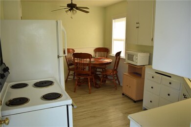 kitchen/breakfast nook