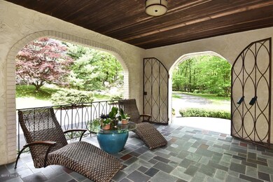 135 Bentwood Dr, Stamford, CT 06903 - photo 2