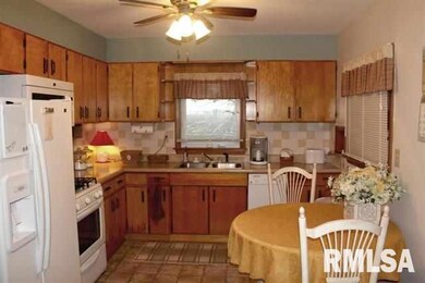 305 Mayfair Dr, Lincoln, IL 62656 - photo 2