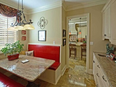 The separate breakfast room has  built-in banquett
