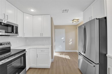 9012 Lake Park Cir S, Davie, FL 33328 - photo 7