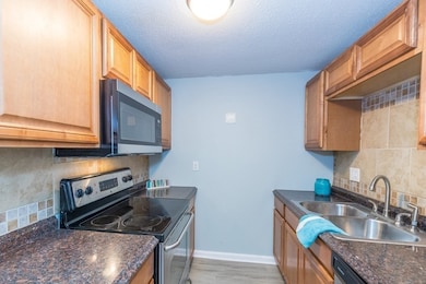 132 Thissell Ave unit 113, Dracut, MA 01826 - photo 3