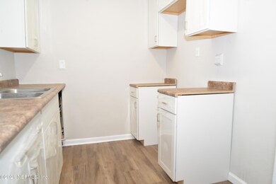 8305 Parr Ct N, Jacksonville, FL 32216 - photo 7