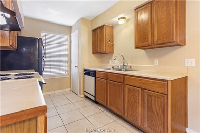 1202 Vinyard A - kitchen offers plenty of natural
