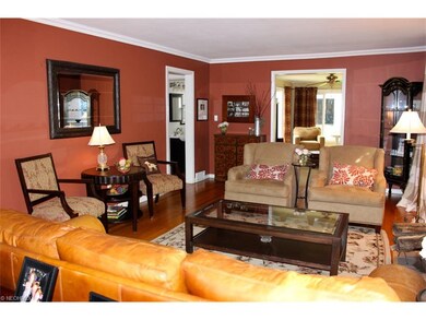 Entries to both the kitchen and family room off th