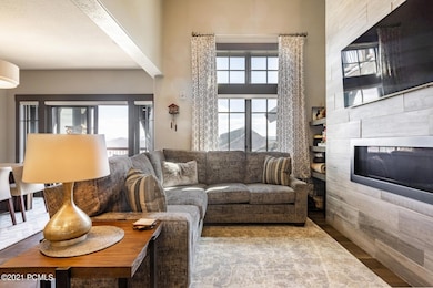 2_Living-Room_1800x1200_3650978