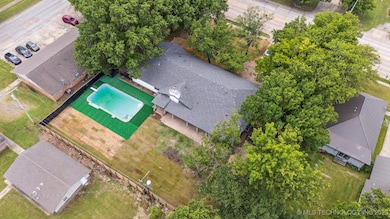 215 S Elliott St, Pryor, OK 74361 - photo 2