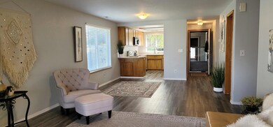 942 Glengrove Ave, Central Point, OR 97502 - photo 4