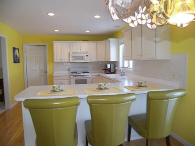 Kitchen Big breakfast bar is perfect for a quick b