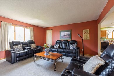 2330 31st St SW, Cedar Rapids, IA 52404 - photo 5