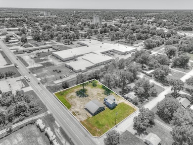 511 N E, Columbus, KS 66725 - photo 2