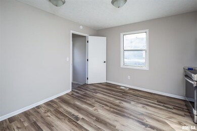 4015 Greenway Dr, Davenport, IA 52804 - photo 3