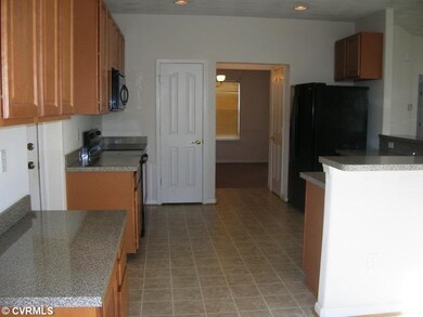 Kitchen - Spacious Kitchen and Refrigerator stays!