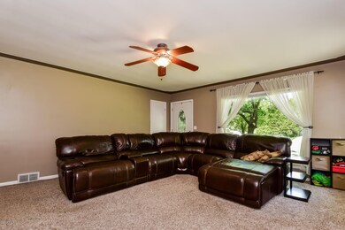 005-Living_Room-2766136-medium[1]