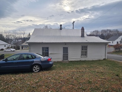 490 W Spiller St, Wytheville, VA 24382 - photo 4