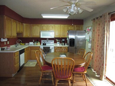 10 Vail Cir, Grand Forks, ND 58201 - photo 2