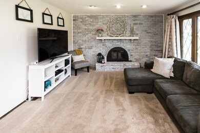 010_Living Room wFireplace (1)