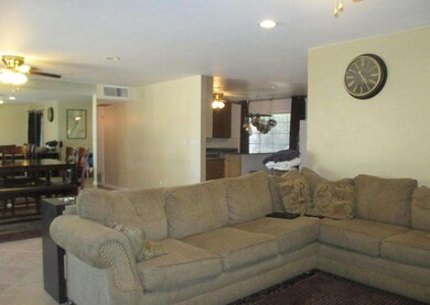 09 Living Room-001