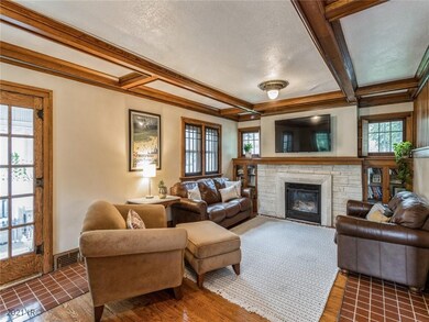 1346 44th St, Des Moines, IA 50311 - photo 2