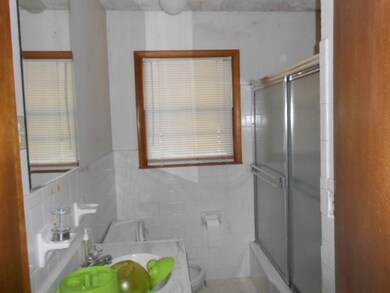 BATH HAS WINDOW