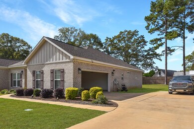 213 Daphne Dr, Dothan, AL 36305 - photo 2