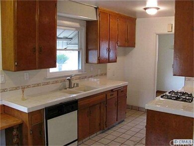 Big, open kitchen with built-in dishwasher, stove&