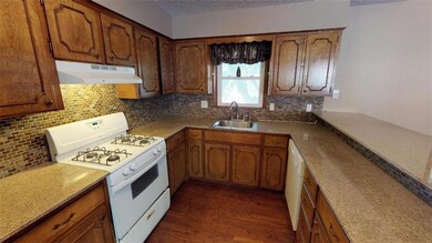 GAS STOVE & GENEROUS COUNTER SPACE W/BARTOP SEATIN
